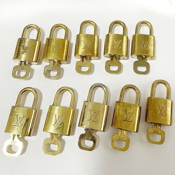 LOUIS VUITTON LV 10 SET PADLOCK KEY CHARM CADENA GOLD-PLATED FRANCE 35MS991 - Picture 1 of 4